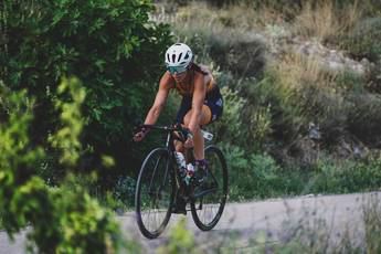 Abraham García y María Vilas se coronan campeones en el XII Triatlón Nocturno de Alcalá del Júcar