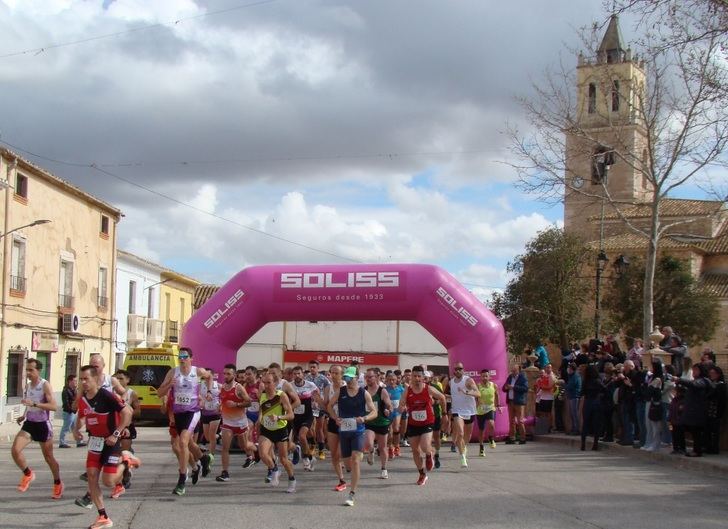 Domingo Cuevas y María Elena Ruiz vencieron en la Carrera Popular de Barrax