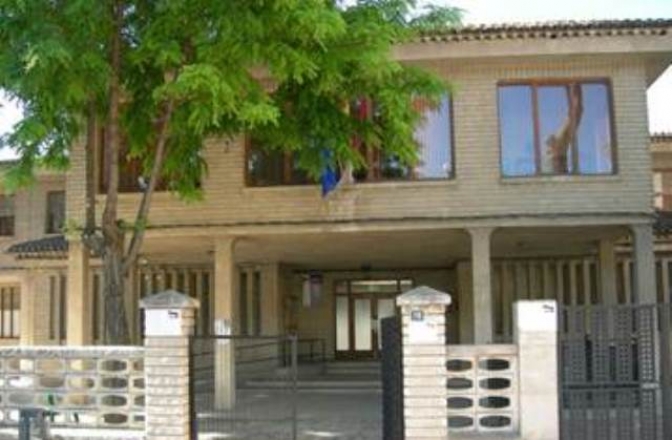 Una plaga de orugas obliga al cierre del colegio Isabel la Católica de Hellín