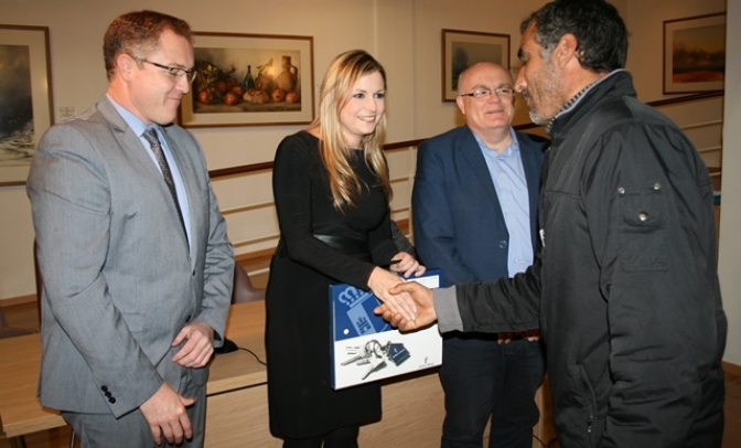 La Junta de Castilla-La Mancha entrega 15 viviendas públicas de alquiler en Caudete, por 145 euros al mes