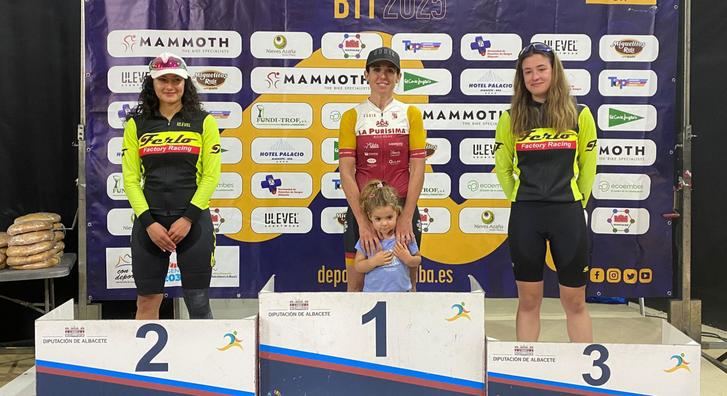 Rosario Alacid Moreno, líder de la general femenina, ganó la BTT de Villalgordo