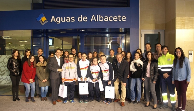 Los campeones de natación de Adepai Asprona visitan las instalaciones de Aguas de Albacete