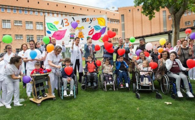 Éxito de la convocatoria de lanzar besos en los hospitales de Castilla-la Mancha por el Día del Niño Hospitalizado
