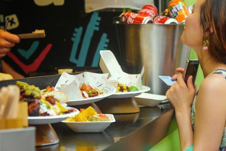 Cómo organizar un evento inolvidable con atracciones de feria y puestos de comida