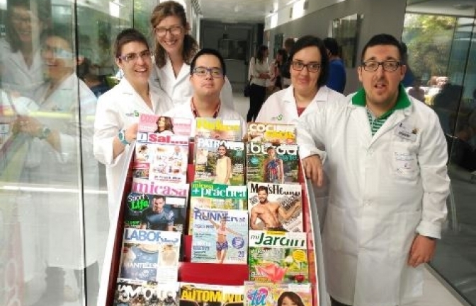 La Biblioteca Solidaria acerca la lectura a pacientes del Hospital de Hellín y fomenta la inclusión social