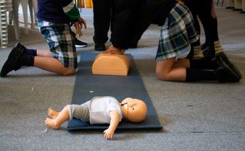El Proyecto RCP en los Coles de Hellín enseña reanimación cardiopulmonar a 500 alumnos