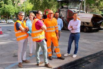 Manuel Serrano supervisa el avance de las obras de asfaltado en la ciudad