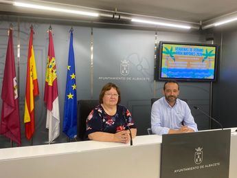 Calero presenta las Verbenas de verano para mayores en la Caseta de los Jardinillos de Albacete
