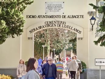 Día de gran afluencia al cementerio de Albacete en el Día de Todos los Santos