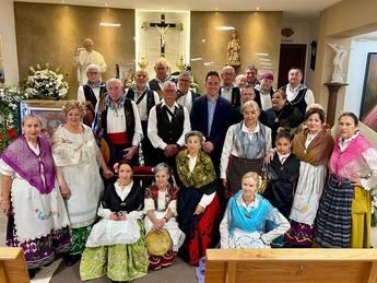 El Grupo de Folklore del Barrio Cañicas-Imaginalia recibe reconocimiento por su labor en la celebración del Mayo