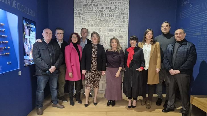 Nueva vitrina de los Premios Aprecu, en el Día de San Eloy,. Una muestra de que nuestros cuchilleros siguen haciendo historia