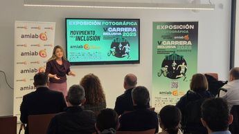 Inaugurada exposición fotográfica de la Carrera Inclusiva de Amiab en la Biblioteca municipal