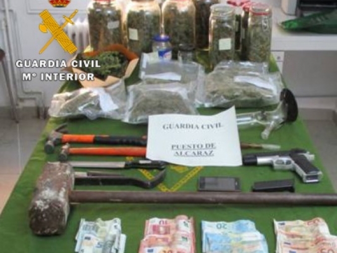 La Guardia Civil detiene en Alcaraz a cinco personas por tráfico de drogas