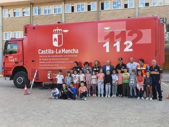 El 122 visita el colegio público 'Constitución española' de Madrigueras para enseñar el uso del teléfono de emergencias