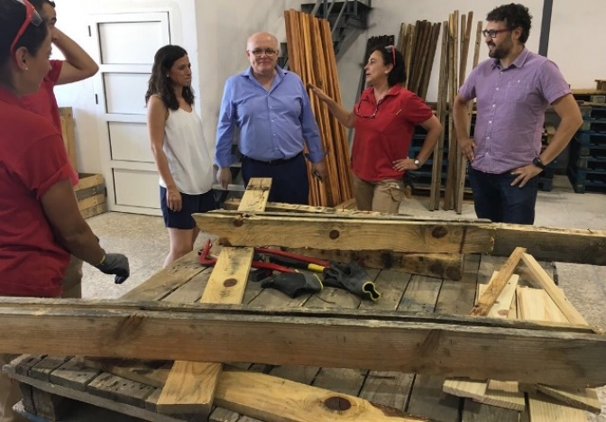 El Ayuntamiento de Elche de la Sierra apuesta por el reciclaje de madera como fuente de empleo