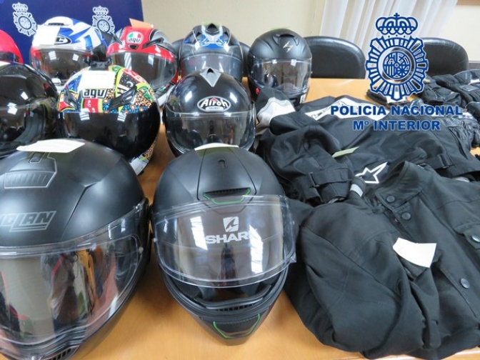 La Policía Nacional recupera 35 cascos de motocicleta que habían sido robados en Madrid