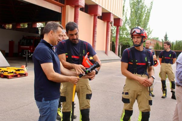 El alcalde Manuel Serrano inaugura nuevo camión autobomba con una inversión de 425.920 euros