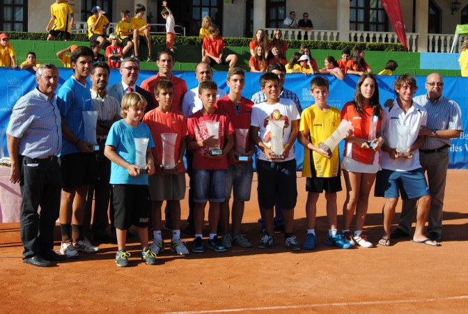 Guillermo García-López asiste en el Club de Tenis Albacete a la entrega de trofeos del torneo que lleva su nombre