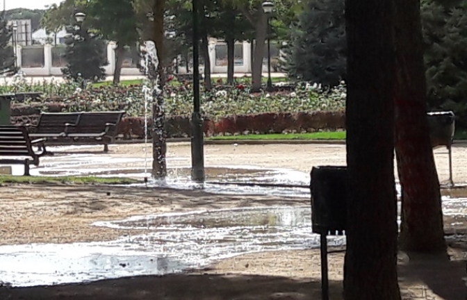 La Junta lanza una campaña para ahorrar agua mientras en Albacete se despilfarra en un parque público