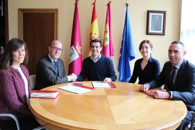 La Universidad Popular de Albacete colabora con Cruz Roja para facilitar la matriculación on-line en las pruebas de lengua extranjera
