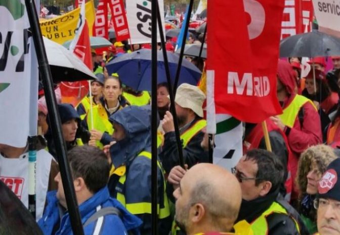 Unos 400 empleados de Correos de la región se manifiestan en Madrid contra los recortes