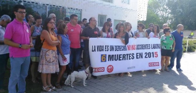 Los sindicatos se concentran ante la sede de FEDA en Albacete tras el fallecimiento de otro trabajador