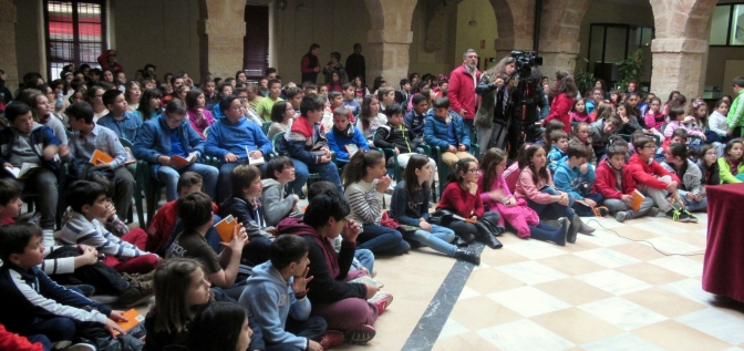 Alrededor de 300 alumnos asisten al encuentro con la escritora albaceteña Llanos Campos