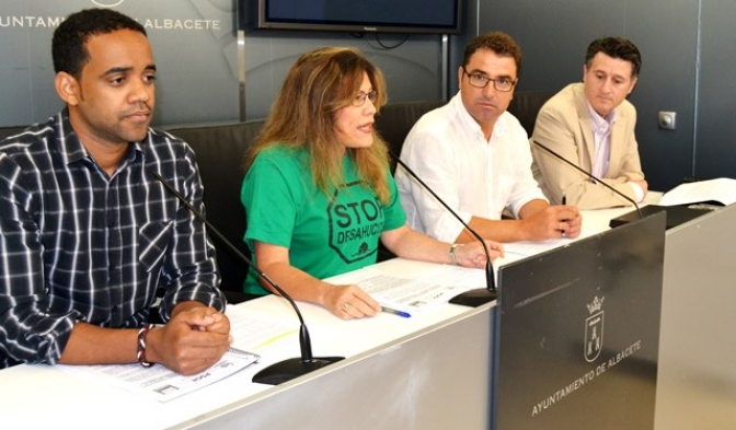 La oposición del Ayuntamiento de Albacete, en bloque, recoge una propuesta de Stop Desahucios para garantizar acceso a una vivienda digna