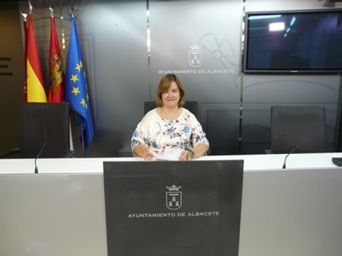 La concejal de Acción Social, Eva Navarro, anuncia que el equipo de gobierno municipal abrirá los comedores escolares este verano
