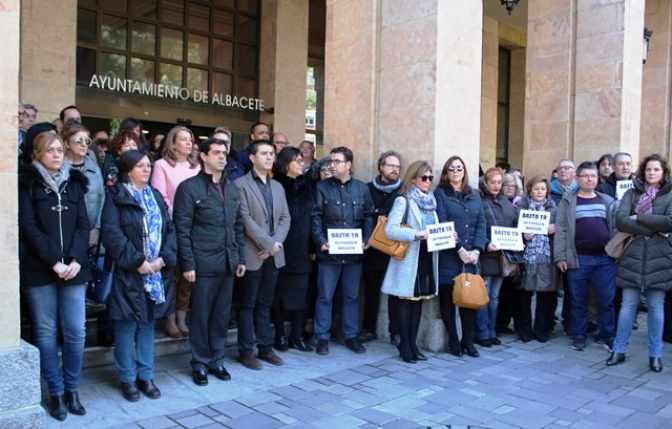 Minuto de silencio en Albacete condenando los últimos asesinatos machistas en Castilla-La Mancha