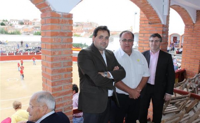 El presidente de la Diputación asiste a los festejos taurinos de las fiestas patronales de Munera