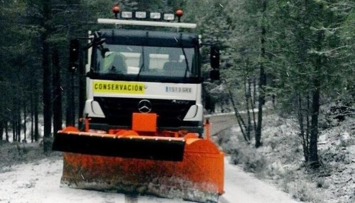 Tres bomberos de un camión quitanieves heridos al salirse de la vía en Vianos (Albacete)