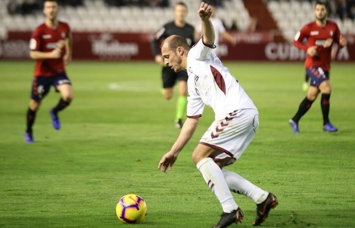 El Albacete, que acabó con dos expulsados, empató en un partido vibrante ante Osasuna (2-2)