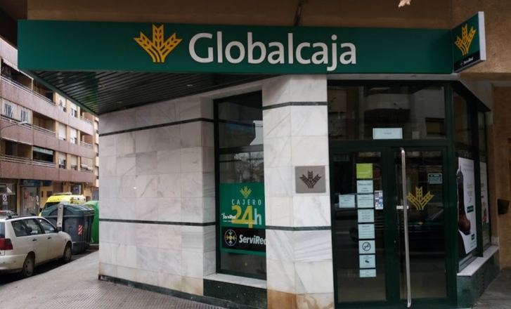 Un hombre, que llevaba un arma de fuego, intenta atracar una oficina de Globalcaja en Hellín