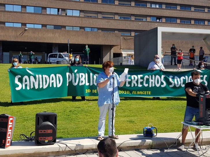 Una cadena humana 'abraza' el Hospital de Albacete en defensa de Sanidad Pública