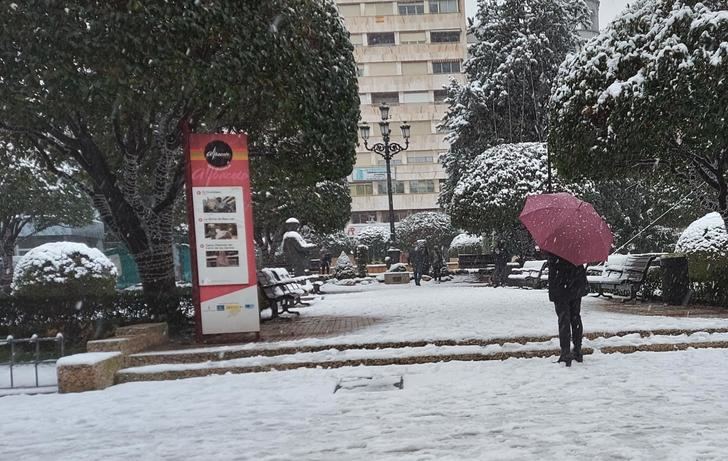 La nieve cubre, por segundo día, las calles de Albacete