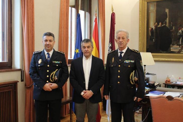 La Policía Nacional presenta al subdelegado del Gobierno en Albacete y al nuevo jefe de la UCOP