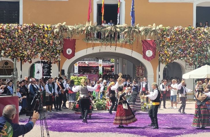 20.000 personas participan en la multitudinaria Ofrenda de Flores de la Feria de Albacete