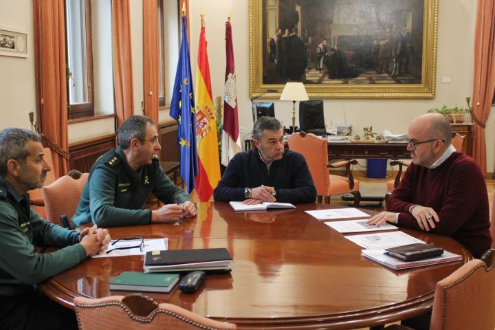 La Subdelegación acoge un nuevo encuentro para avanzar en el proyecto del nuevo cuartel de la Guardia Civil en Pozo Cañada