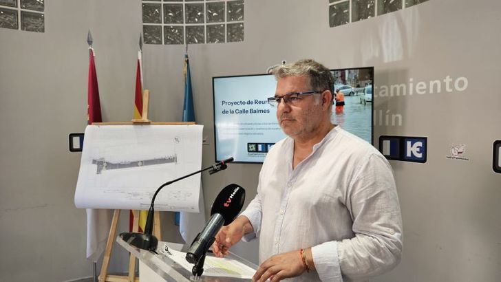 El alcalde Manuel Serena presenta un ambicioso proyecto de reforma para la calle Balmes en Hellín