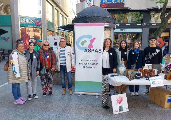 ASPAS organiza un mercadillo solidario en la Plaza Mayor de Albacete para apoyar a personas sordas