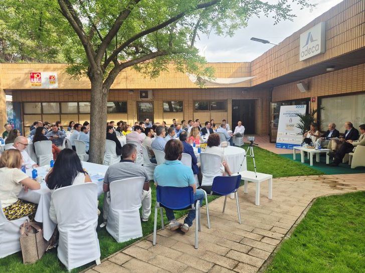 Lucrecia Rodríguez de Vera destaca la colaboración empresarial en el desayuno de Adeca