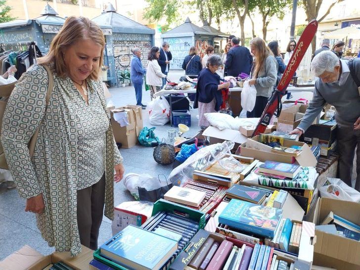 El mercadillo solidario de ASPAS ofrece artículos para el hogar y ropa, apoyando a personas con discapacidad auditiva