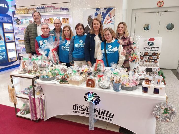 La Asociación Desarrollo organiza un mercadillo navideño para apoyar a sus usuarios y familias