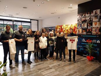 El Festival Antorchas 2026 ofrece merchandising oficial y abonos en una tienda atendida por personal de la Fundación Asla