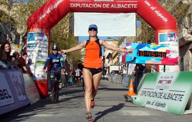Laura Villar y Pedro Amores se impusieron en la Carrera Popular de Montealegre del Castillo