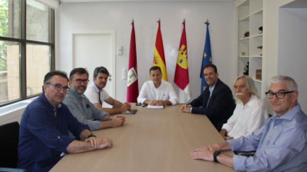 El alcalde de Albacete se reúne con la Fundación Toro de Lidia para seguir fomentando la tauromaquia en la ciudad