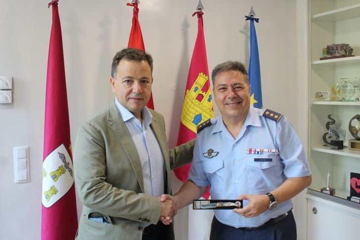 El alcalde mantiene su primer contacto institucional con el nuevo coronel jefe de Maestranza