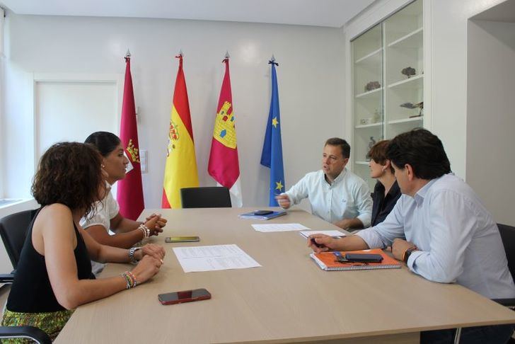 Manuel Serrano recibe a la Asociación de Manchegos y anima a los albaceteños a presentar sus candidaturas para Manchegos y Manchegas de la Feria 2023