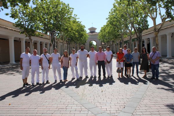 Manuel Serrano visita los talleres formativos Recual, que están destinados a desempleados de la construcción y realizan trabajos en la Feria y la Caseta de Albacete